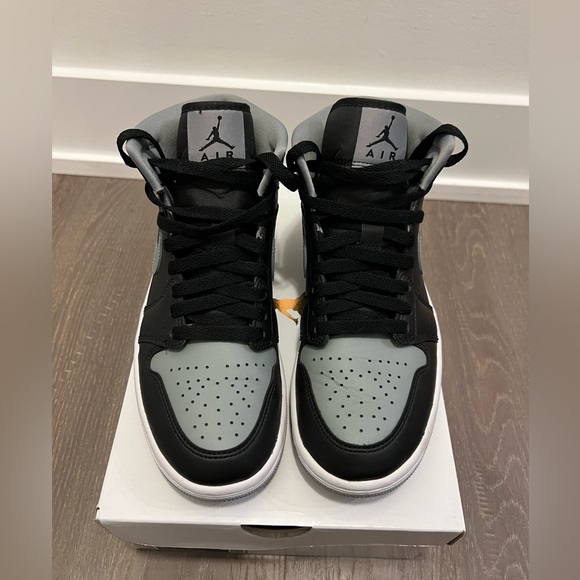 Air Jordan 1 Mid, Women’s US 7 - Picture 4 of 5